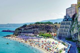 Chorvatsko je drahé a Amalfi přeplněné. Našli jsme perlu na jihu Itálie, kde uvidíte z pláže i aktivní sopku